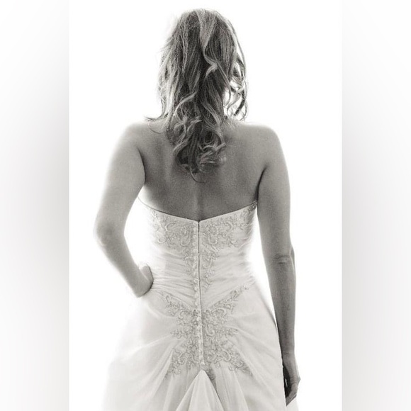 Mori Lee Ivory Wedding Dress, fits street size 8-10 or can be altered smaller. - Picture 4 of 4